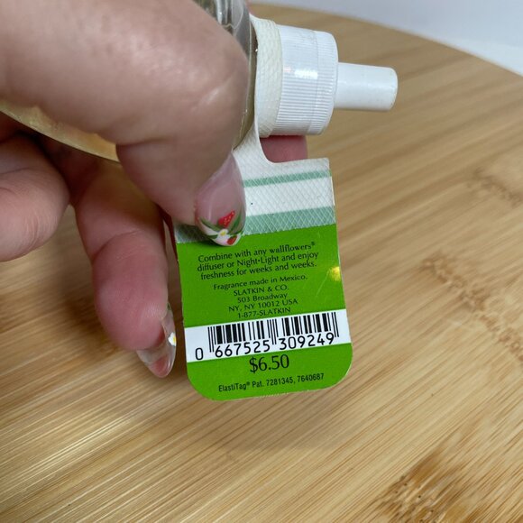 Bath & Body Works White Barn Fresh Bamboo Single Wallflower Refill Bulb - Picture 3 of 3